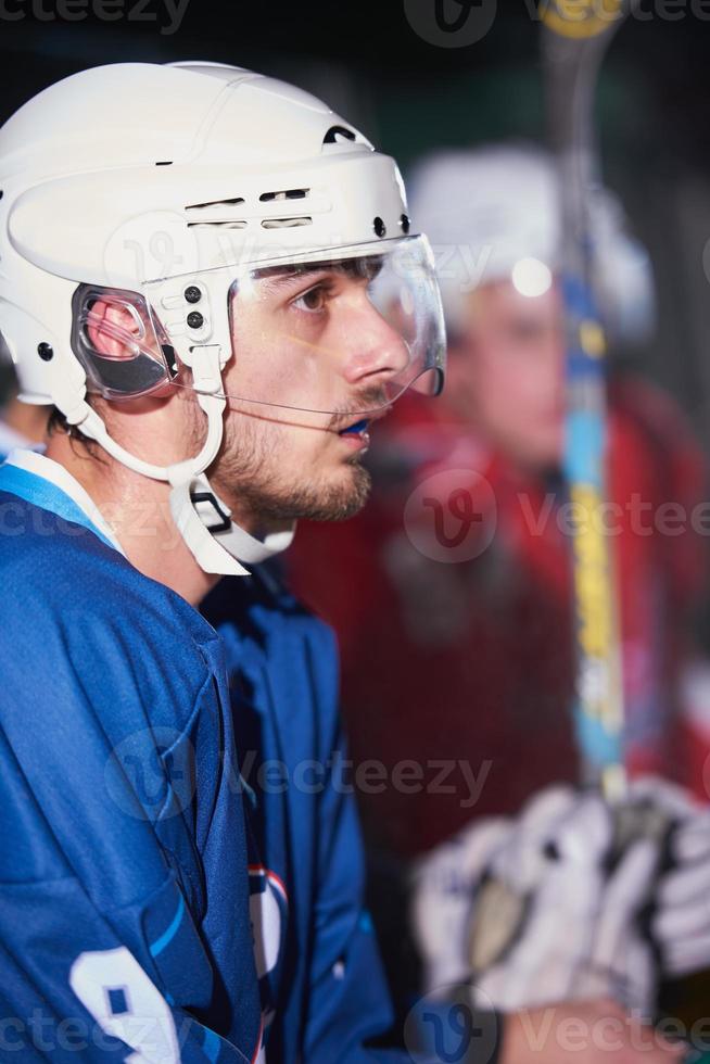 is hockey spelare på bänk foto