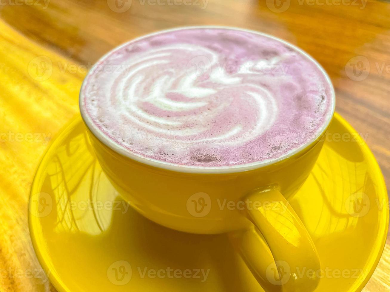 skön kopp av taiwanese taro mjölk dryck med latte konst foto