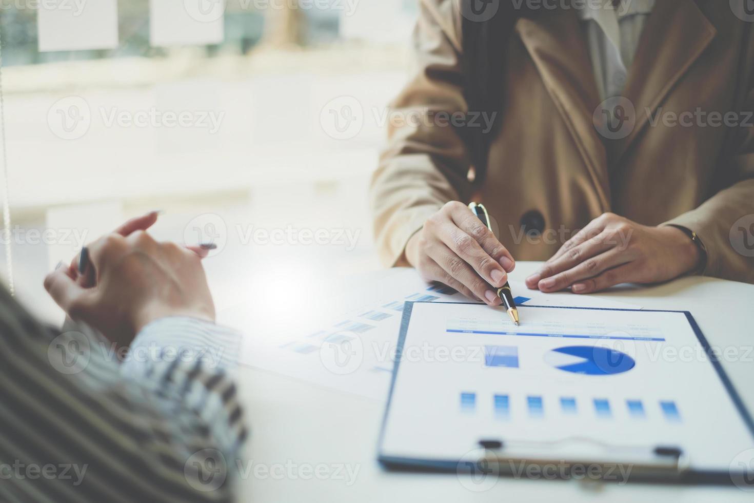 fond chefer team samråd och diskutera handla om analys investering stock marknadsföra. företag grupp begrepp. foto