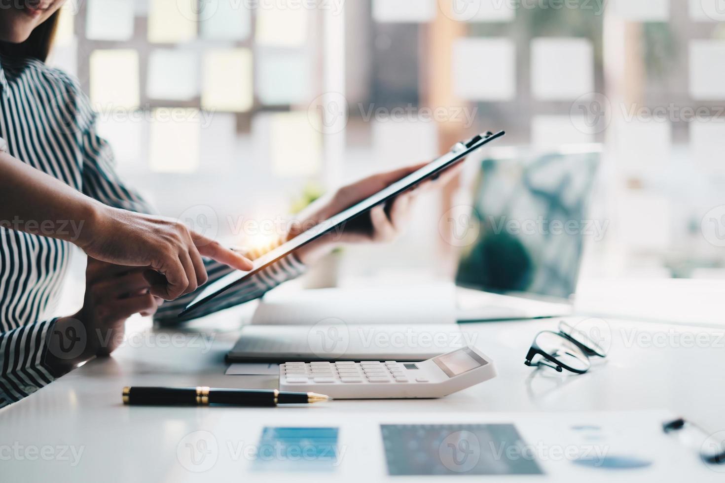 analytics intelligens koncept. grupp av affärsmän diskutera aktuella finansiella och ekonomiska på laptop för investeringar vid mötet. foto