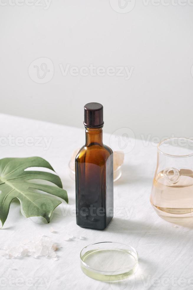 kosmetisk natur hudvård och grundläggande olja aromaterapi .organisk naturlig vetenskap skönhet produkt .ört alternativ medicin . falsk upp. foto