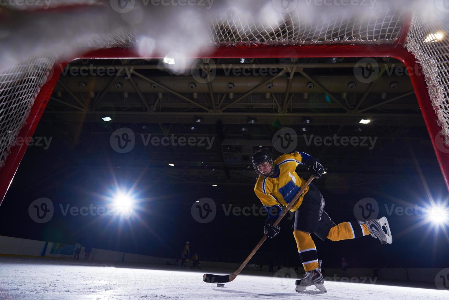 tonåring is hockey spelare i verkan foto