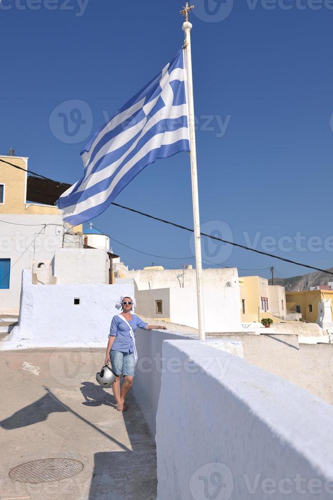 grekisk kvinna på de gator av oia, santorini, grekland foto