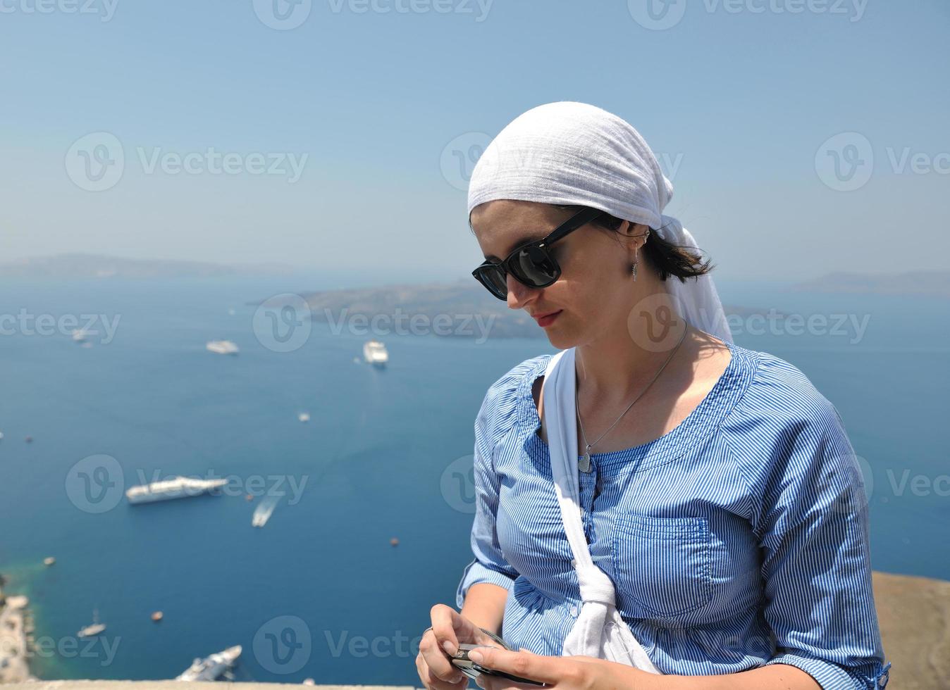 grekisk kvinna på de gator av oia, santorini, grekland foto