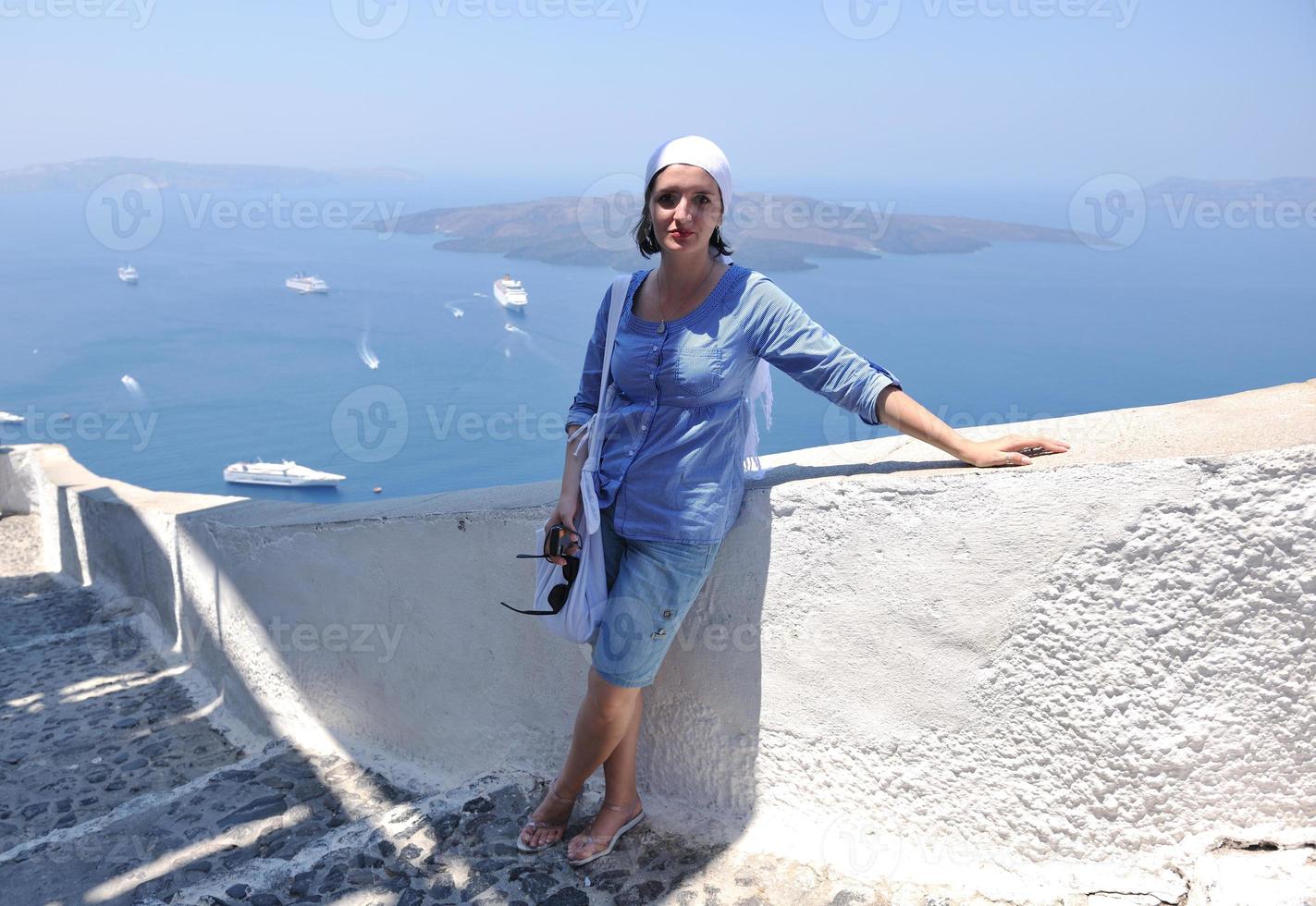 grekisk kvinna på de gator av oia, santorini, grekland foto