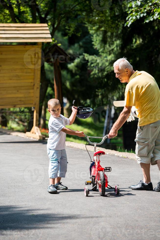 farfar och barn ha roligt i parkera foto