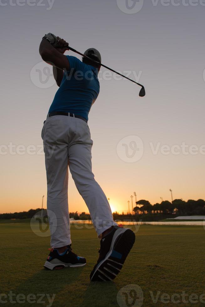 golfspelare slå lång skott foto