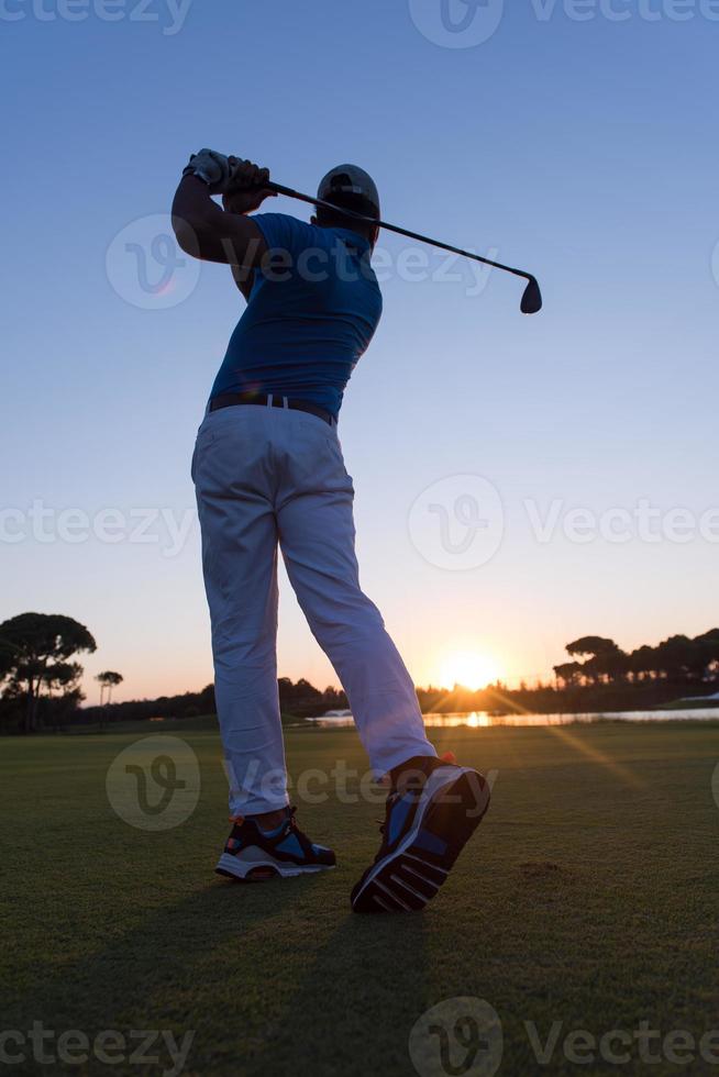 golfspelare slå lång skott foto