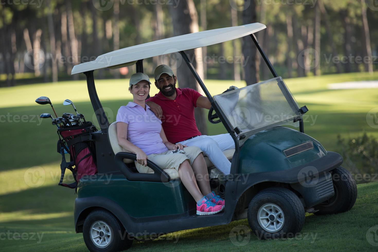 par i buggy på golf kurs foto