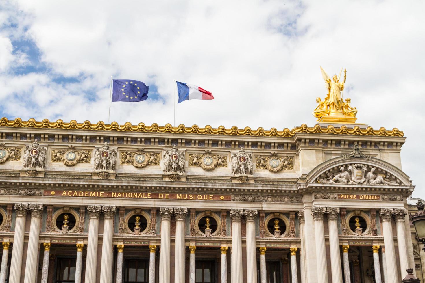 paris, Frankrike, 2022 - arkitektonisk detaljer av opera nationell de paris foto