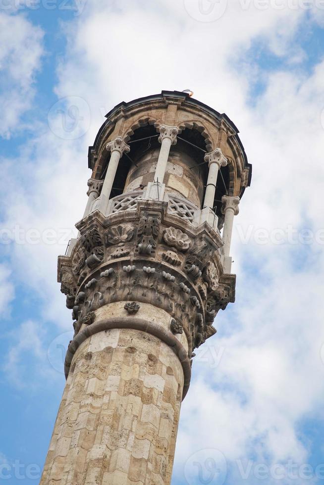 minaret av aziziye moské i konya, turkiye foto