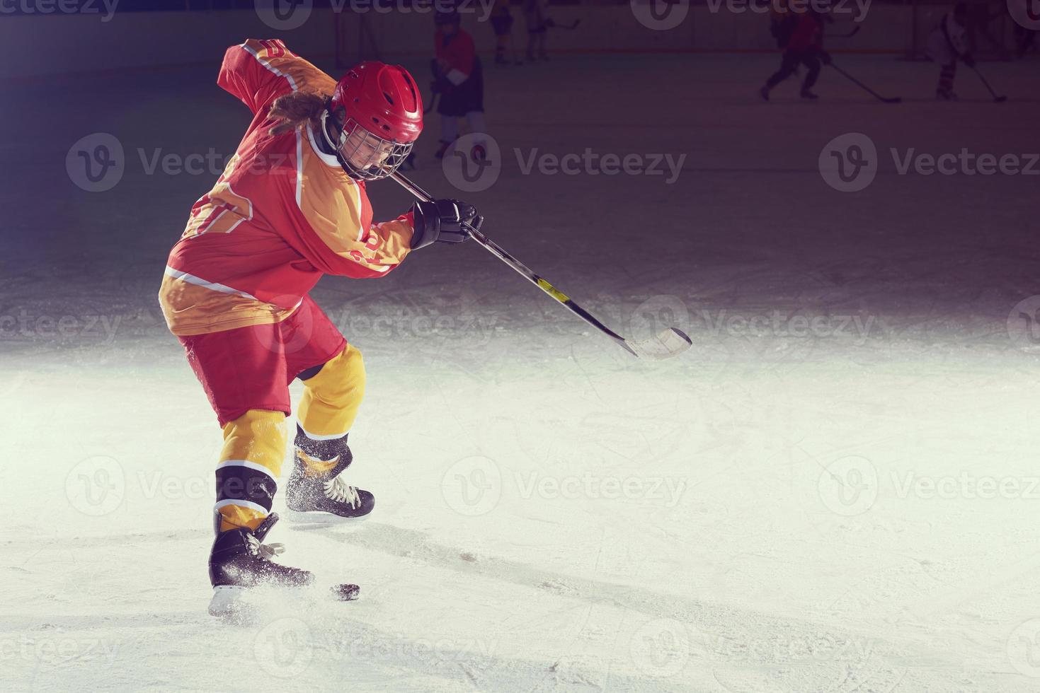 tonåring is hockey spelare i verkan foto