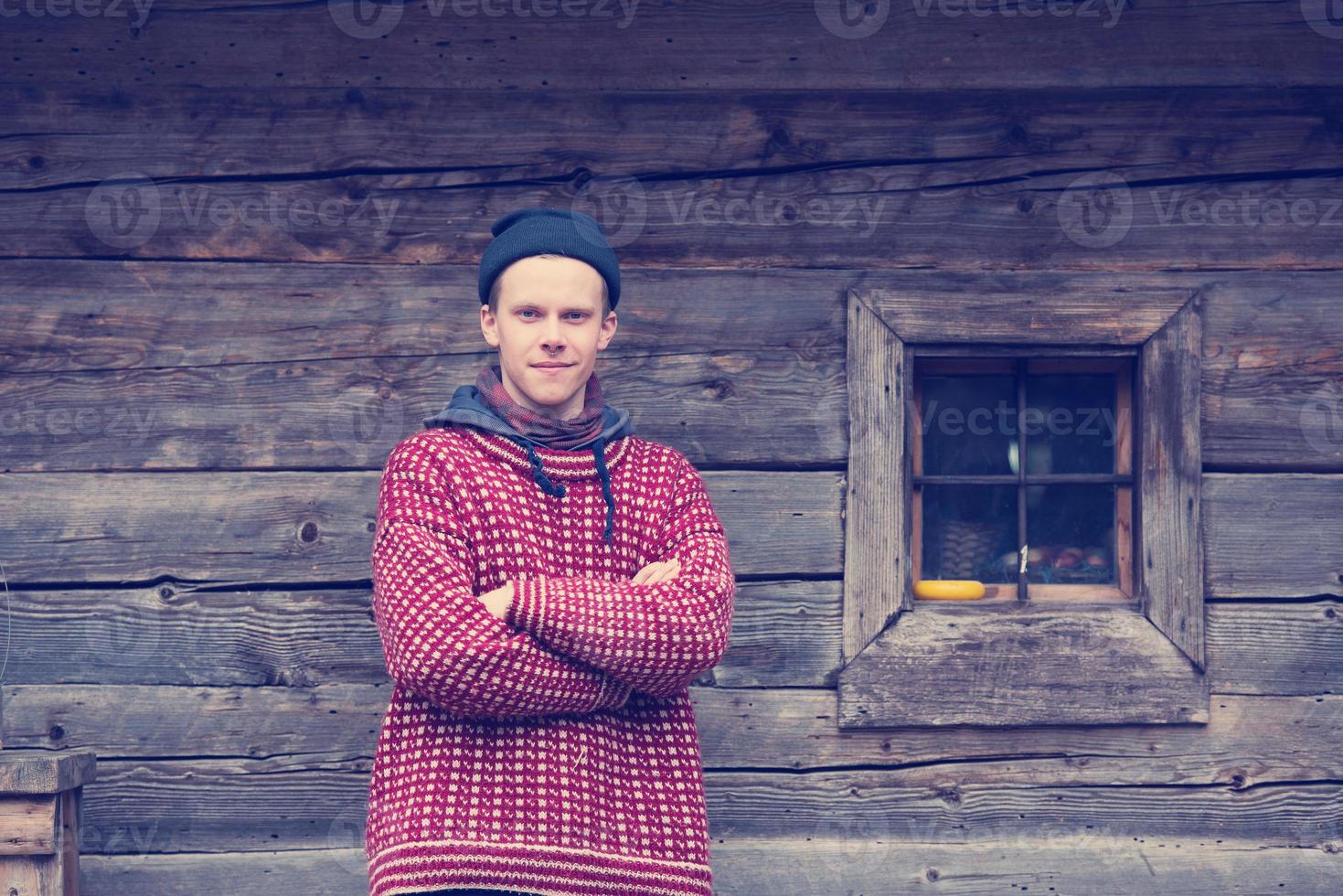 ung hipster i främre av trä- hus foto