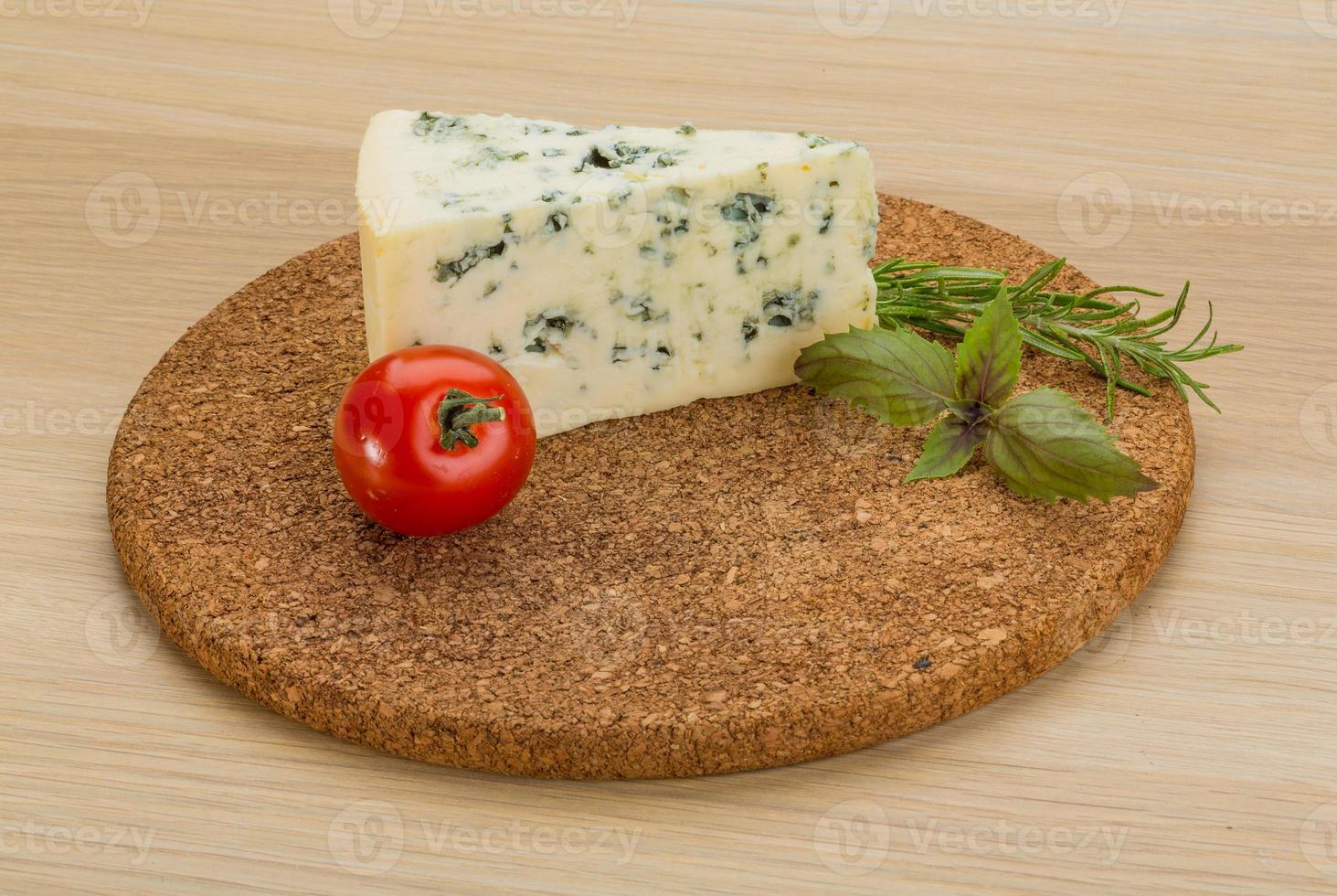 blå ost på träbakgrund foto