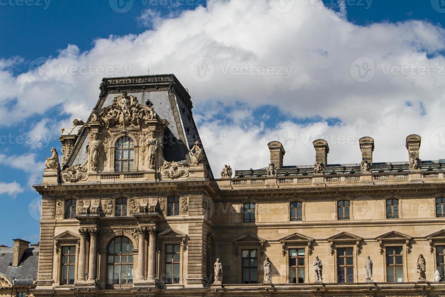 paris - juni 7 - louvre byggnad på juni 7, 2012 i louvre museum, paris, Frankrike. med 8,5 m årlig besökare, louvre är konsekvent de mest besökta museum över hela världen. foto