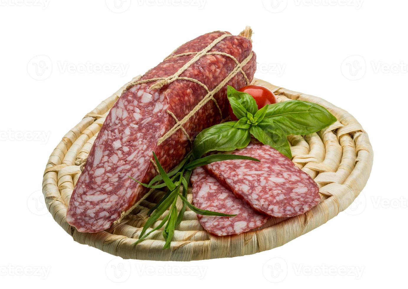 salami på trä- tallrik och vit bakgrund foto