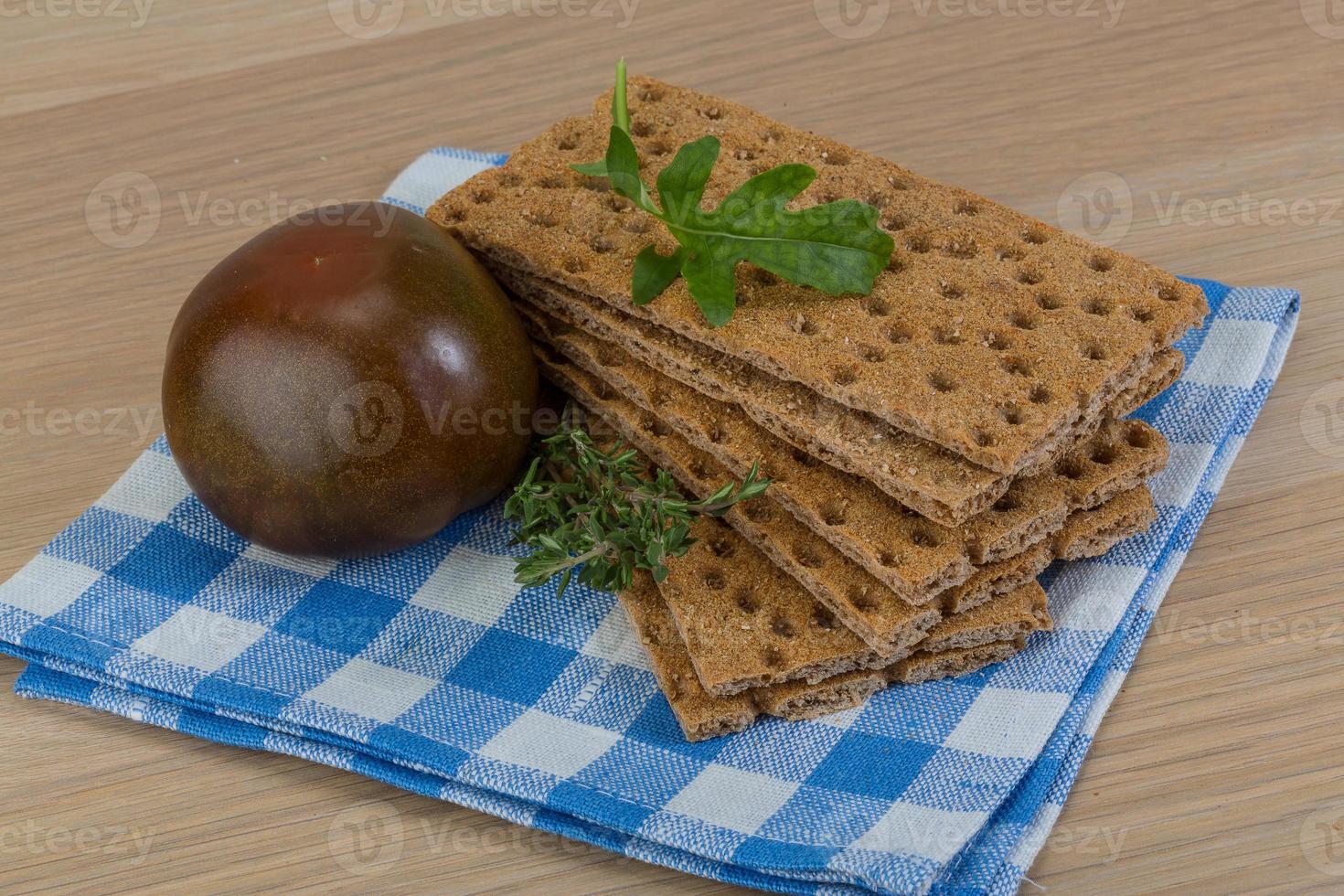 stack av hårt bröd på tartan servett foto