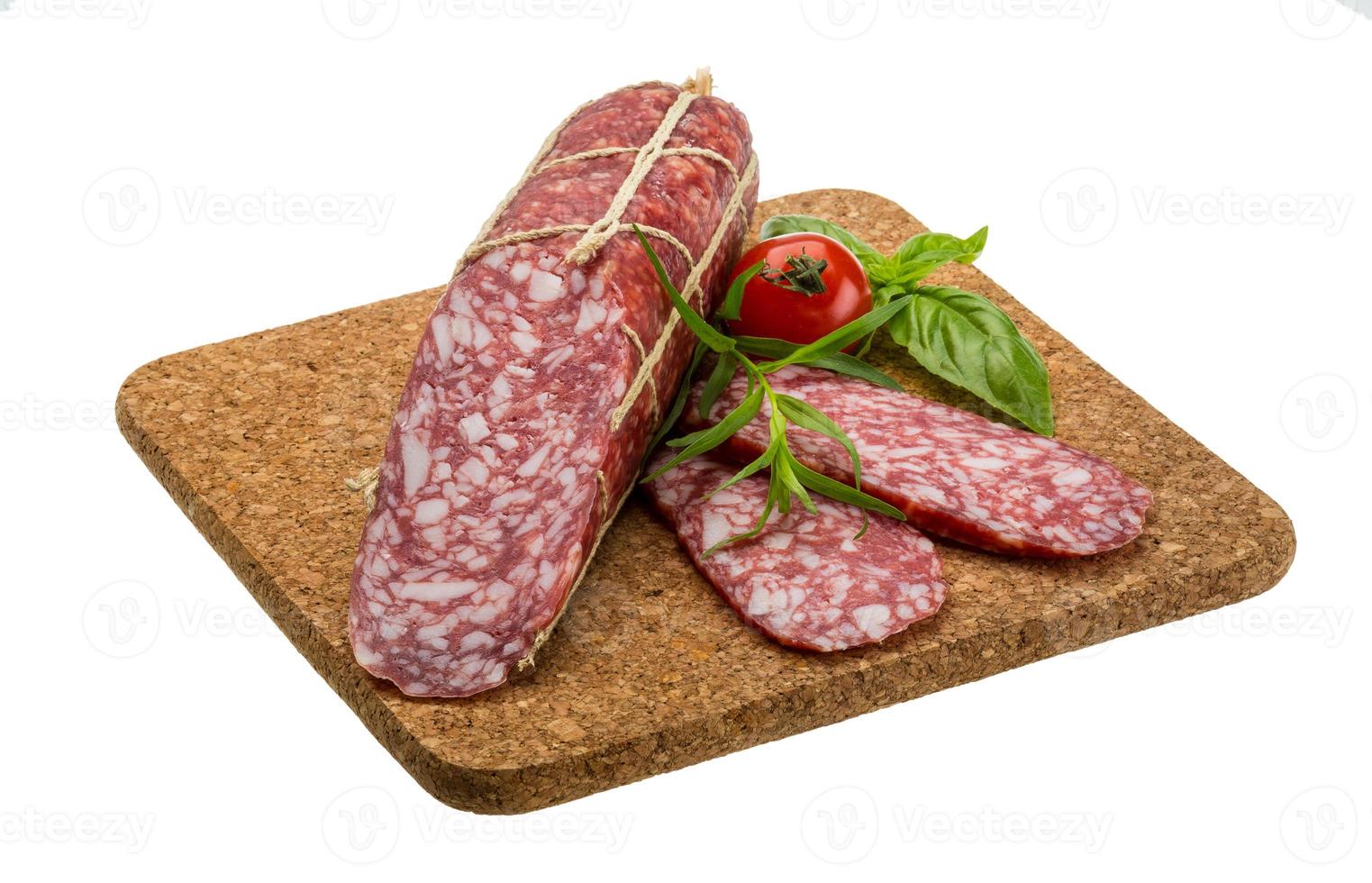 salami på trä- tallrik och vit bakgrund foto