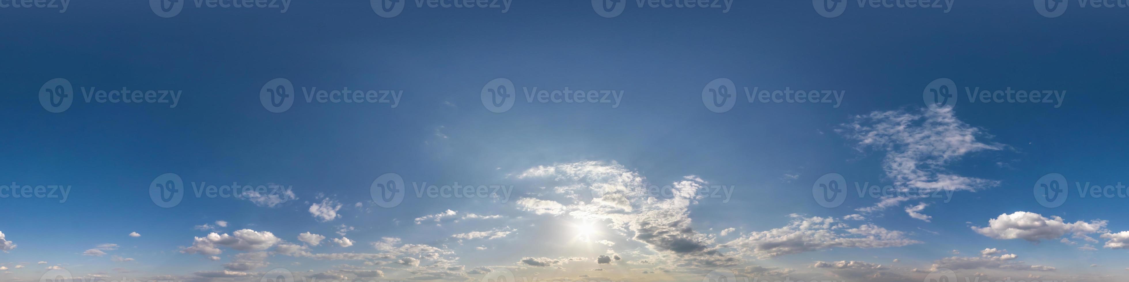 klar blå himmel med vit skön moln. sömlös hdri panorama 360 grader vinkel se med zenit för använda sig av i 3d grafik eller spel utveckling som himmel kupol eller redigera Drönare skott foto