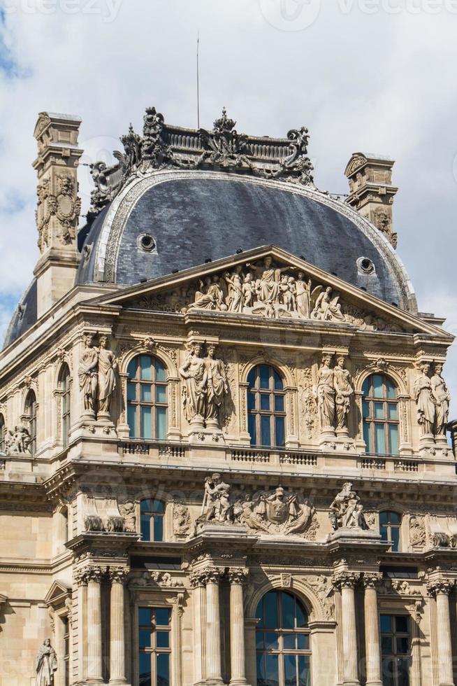 paris - juni 7 - louvre byggnad på juni 7, 2012 i louvre museum, paris, Frankrike. med 8,5 m årlig besökare, louvre är konsekvent de mest besökta museum över hela världen. foto