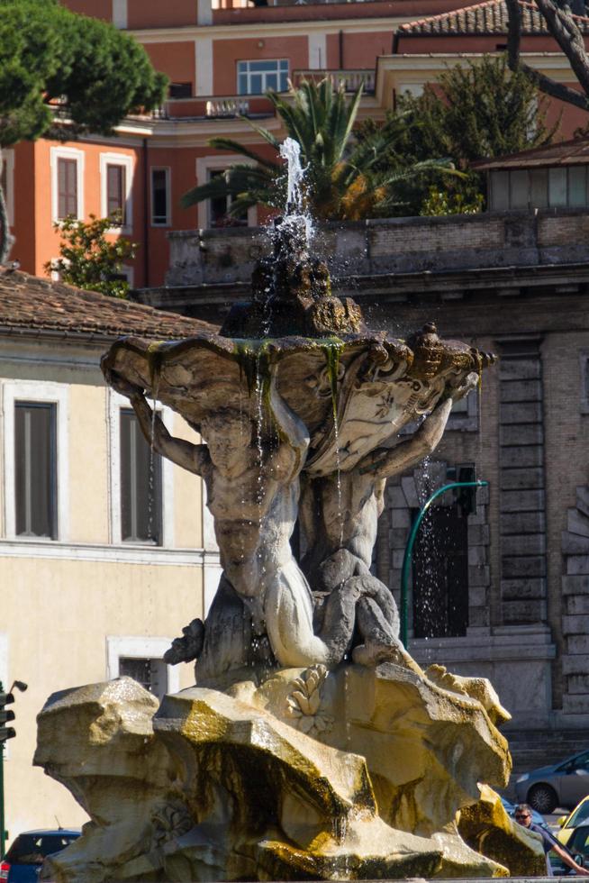 Rom, Italien, 2022 - fontän och tempel i Vesta, Rom, Italien foto