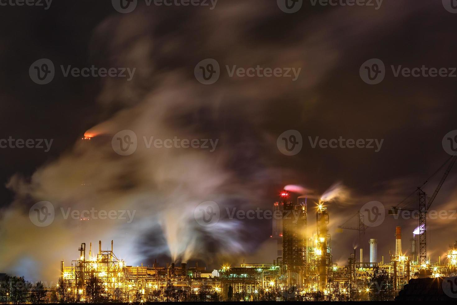 natt industriell landskap miljö- förorening avfall av termisk kraft växt. stor rör av kemisk industri företag växt foto