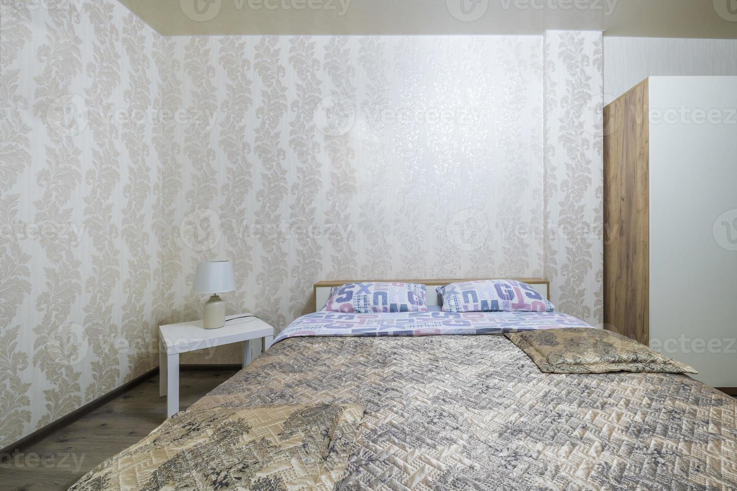 interiör av modern lyx sovrum i studio lägenheter i ljus Färg stil foto