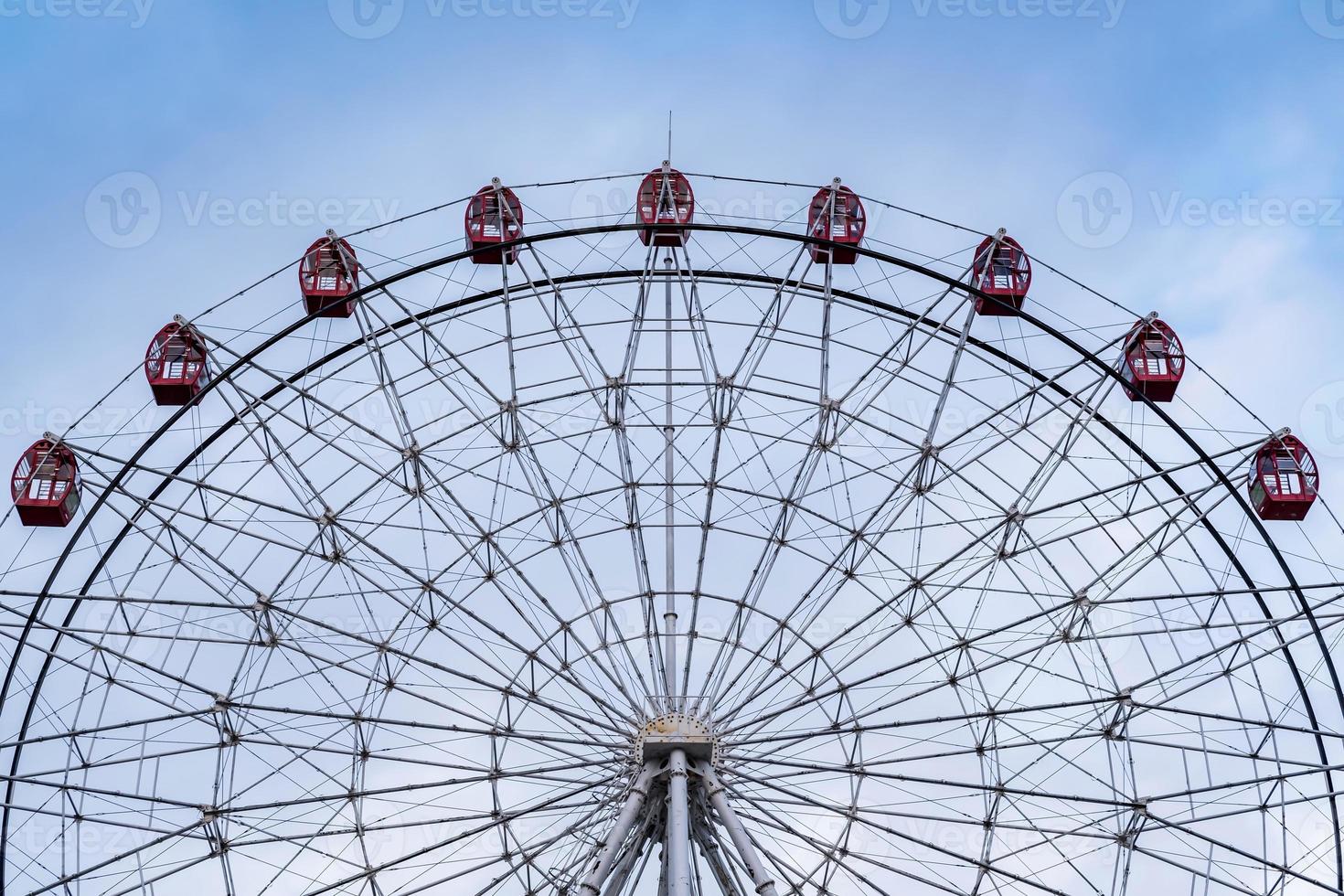 ferris hjul på blå molnig himmel bakgrund foto