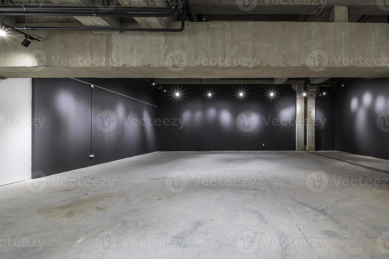 tömma interiör av stor betong rum som lager eller hangar med spotlights foto