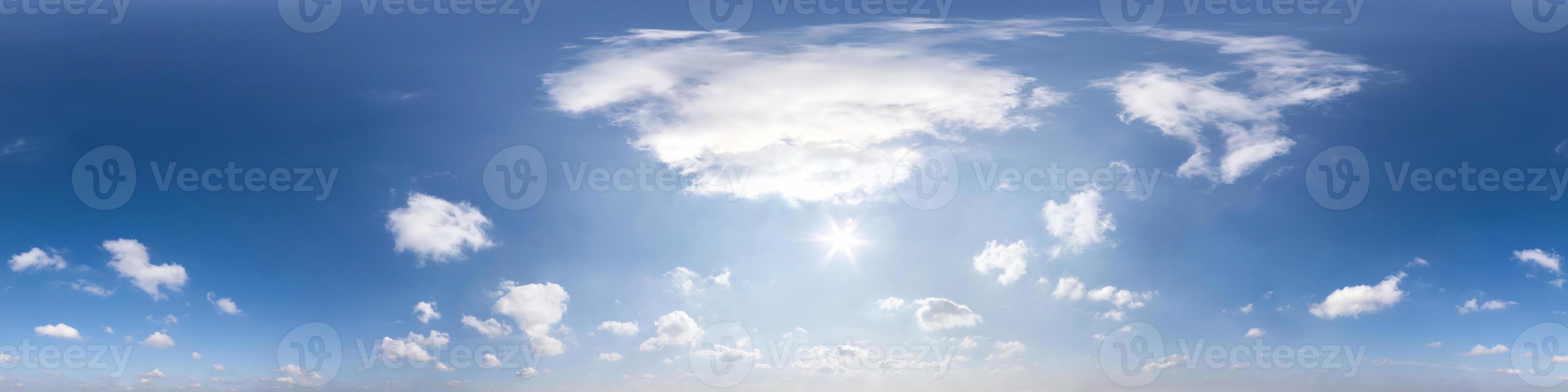 klar blå himmel med vit skön moln. sömlös hdri panorama 360 grader vinkel se med zenit för använda sig av i 3d grafik eller spel utveckling som himmel kupol eller redigera Drönare skott foto