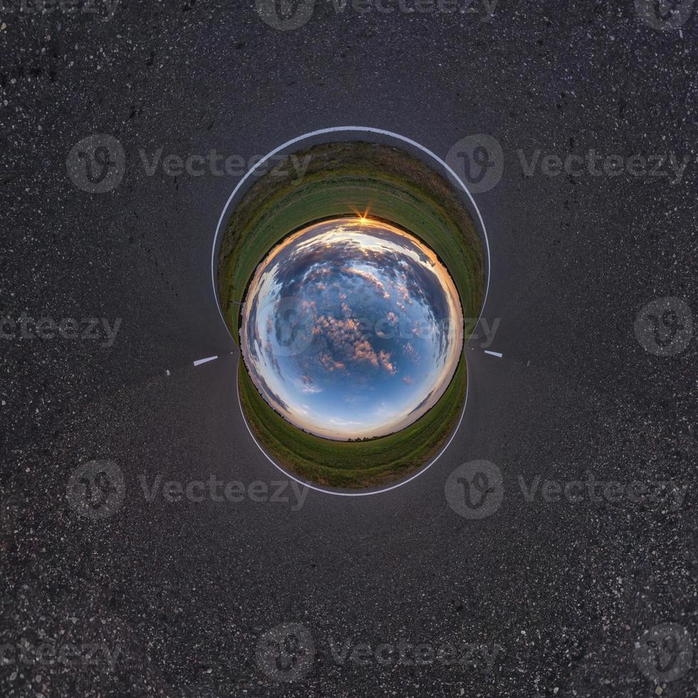 inversion av blå liten planet transformation av sfäriskt panorama 360 grader. sfärisk abstrakt flygfoto på vägen med fantastiska vackra moln. utrymmets krökning. foto