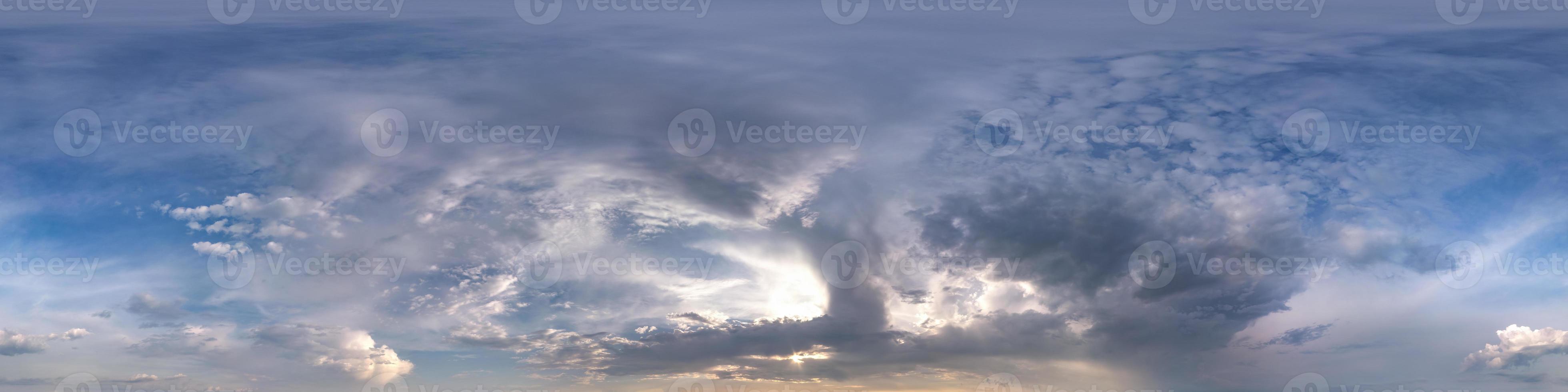 sömlös blå kväll himmel hdri panorama 360 grader vinkel se med zenit och skön moln för använda sig av i 3d grafik som himmel kupol eller redigera Drönare skott foto