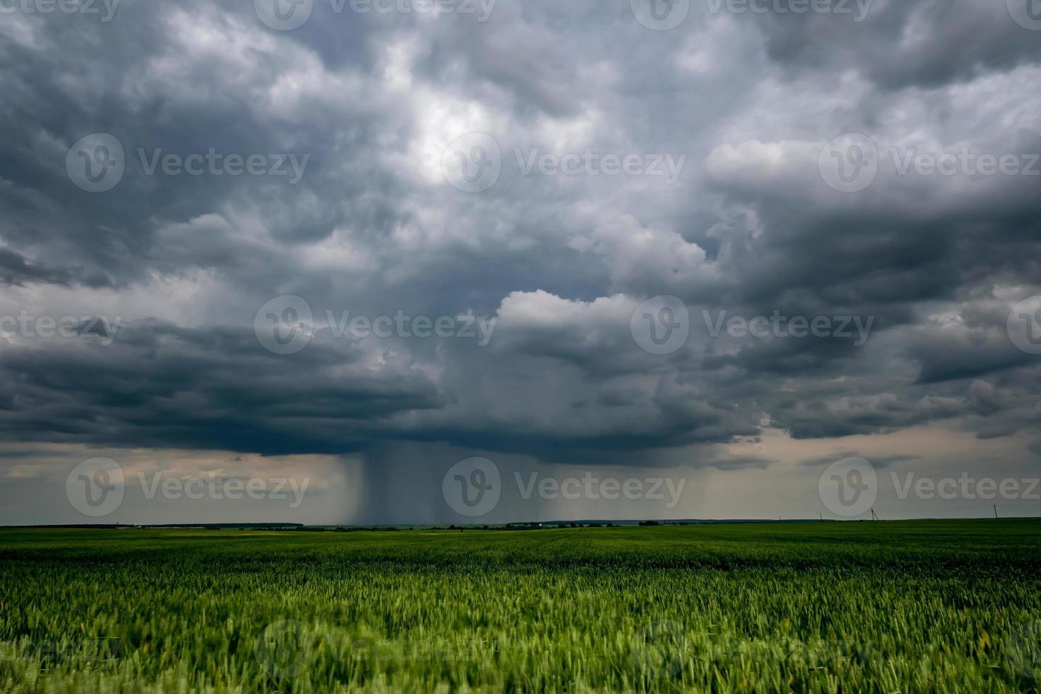 landskap med mörk himmel med regnmoln före storm. åskväder front foto