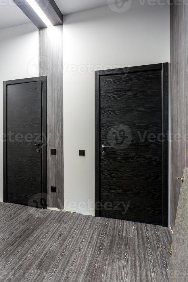 svart trädörr i mörk stil för modern interiör och lägenheter lägenhet eller kontor foto