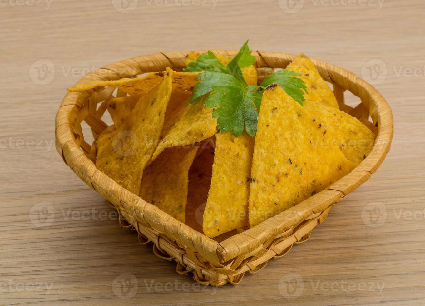 nachos i en korg på trä bakgrund foto