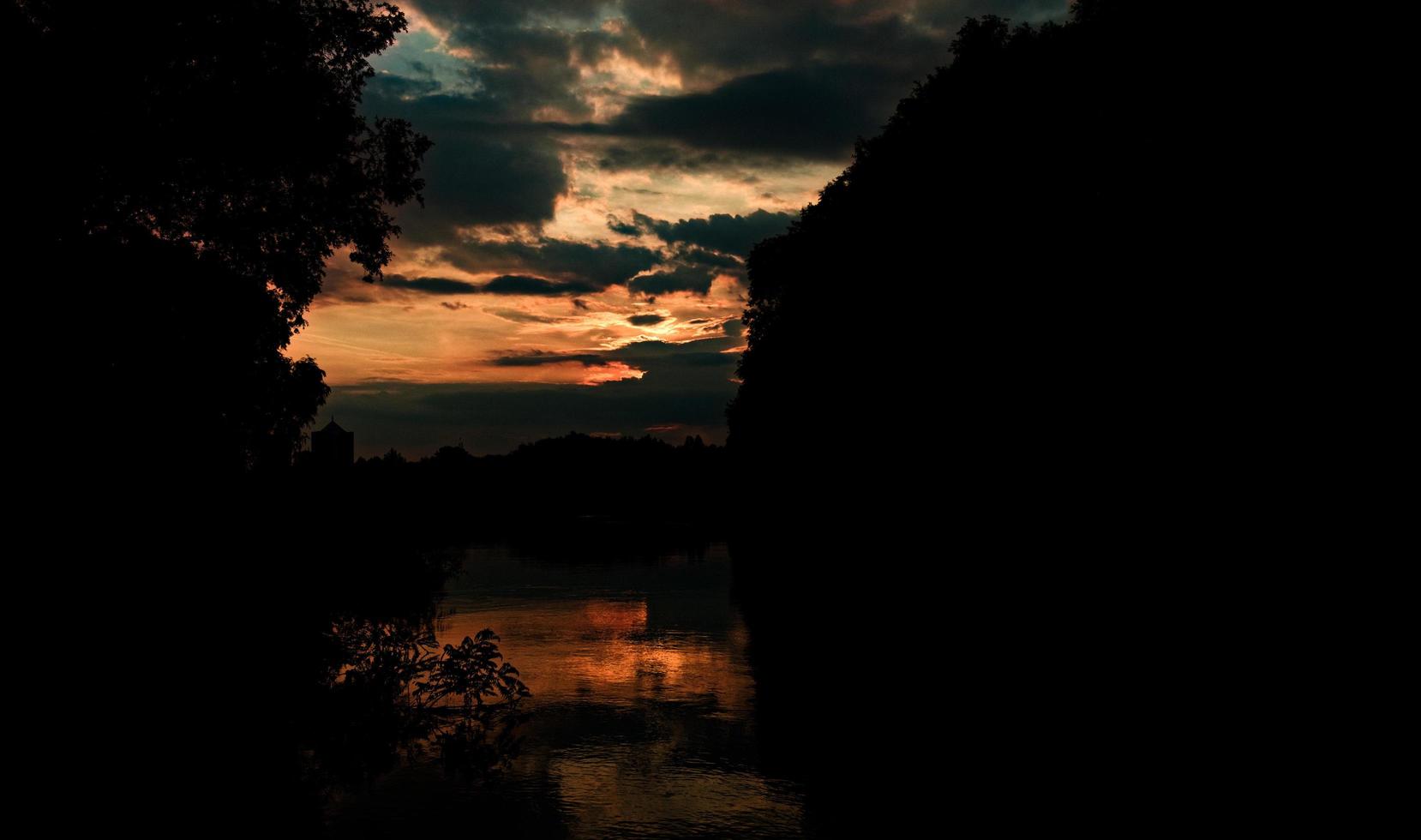 solnedgång och de flod foto