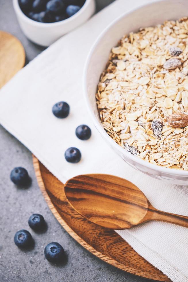 stänga upp av organisk färsk blåbär och flingor med mjölk för friska frukost, redo till äta begrepp foto