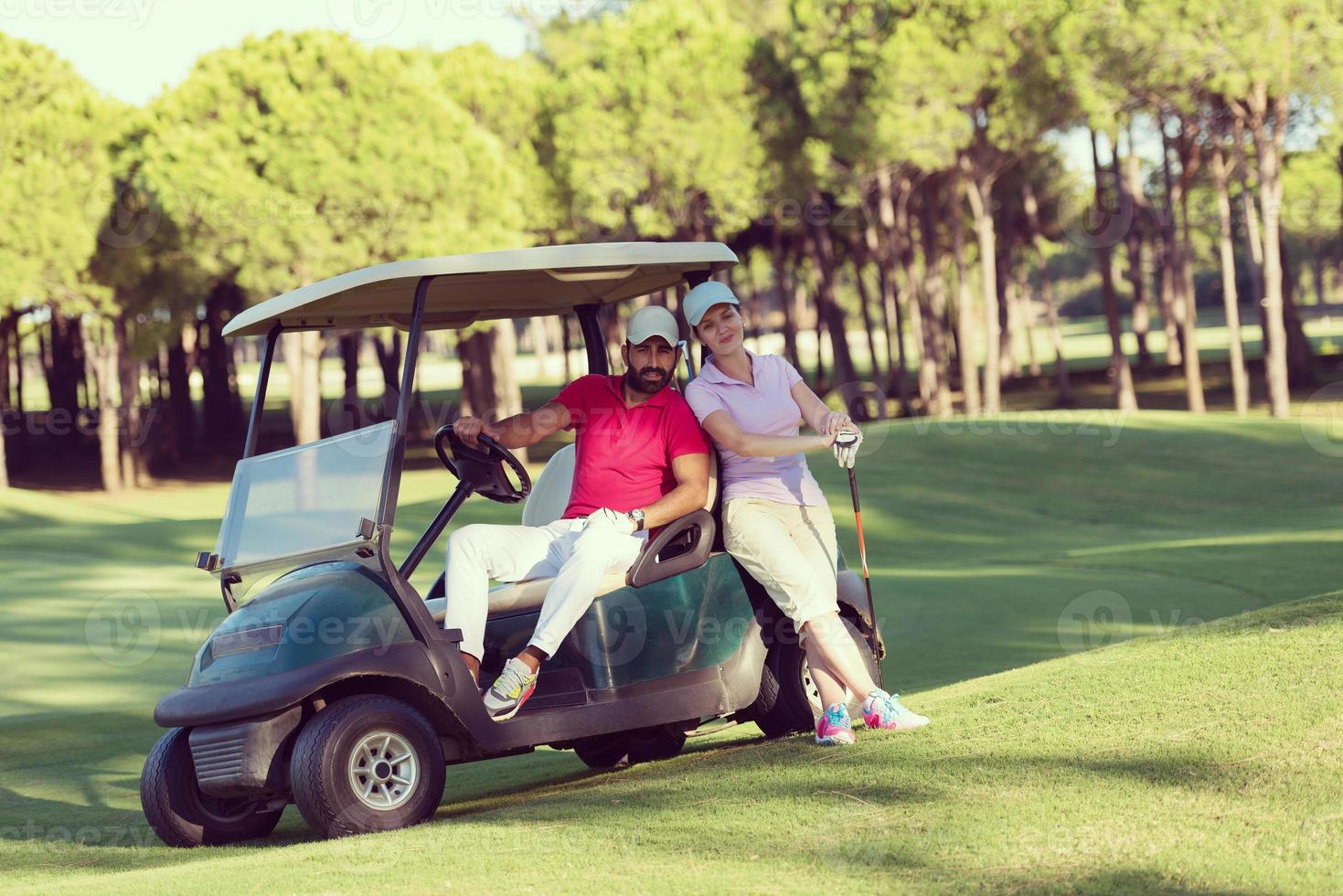 par i buggy på golf kurs foto