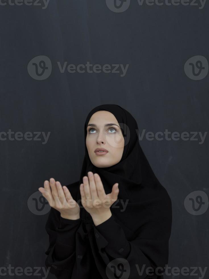 porträtt av ung muslim kvinna framställning dua foto