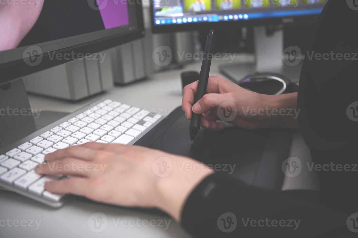 kvinna händer använder sig av tangentbord och grafisk läsplatta stänga upp foto