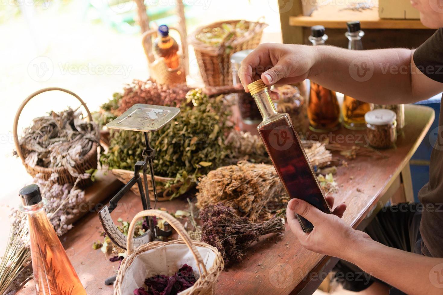 trolldryck flaska i hand av herbalist foto