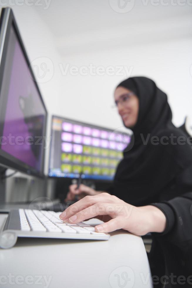 muslim kvinna grafisk designer arbetssätt på dator använder sig av grafisk läsplatta och två monitorer foto
