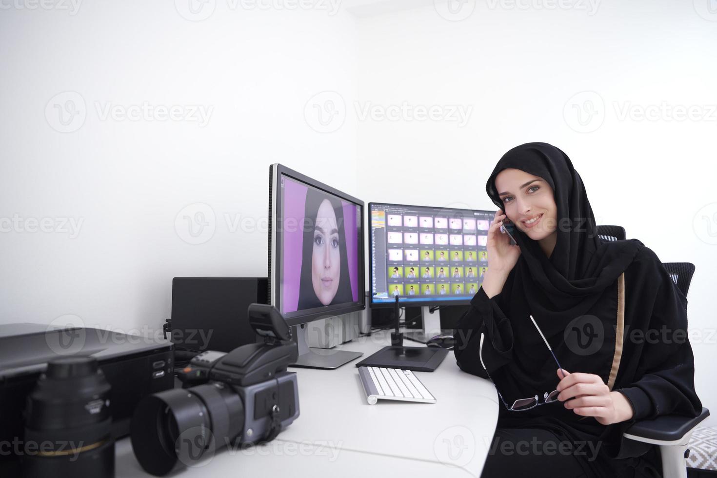muslim kvinna grafisk designer talande på de telefon foto