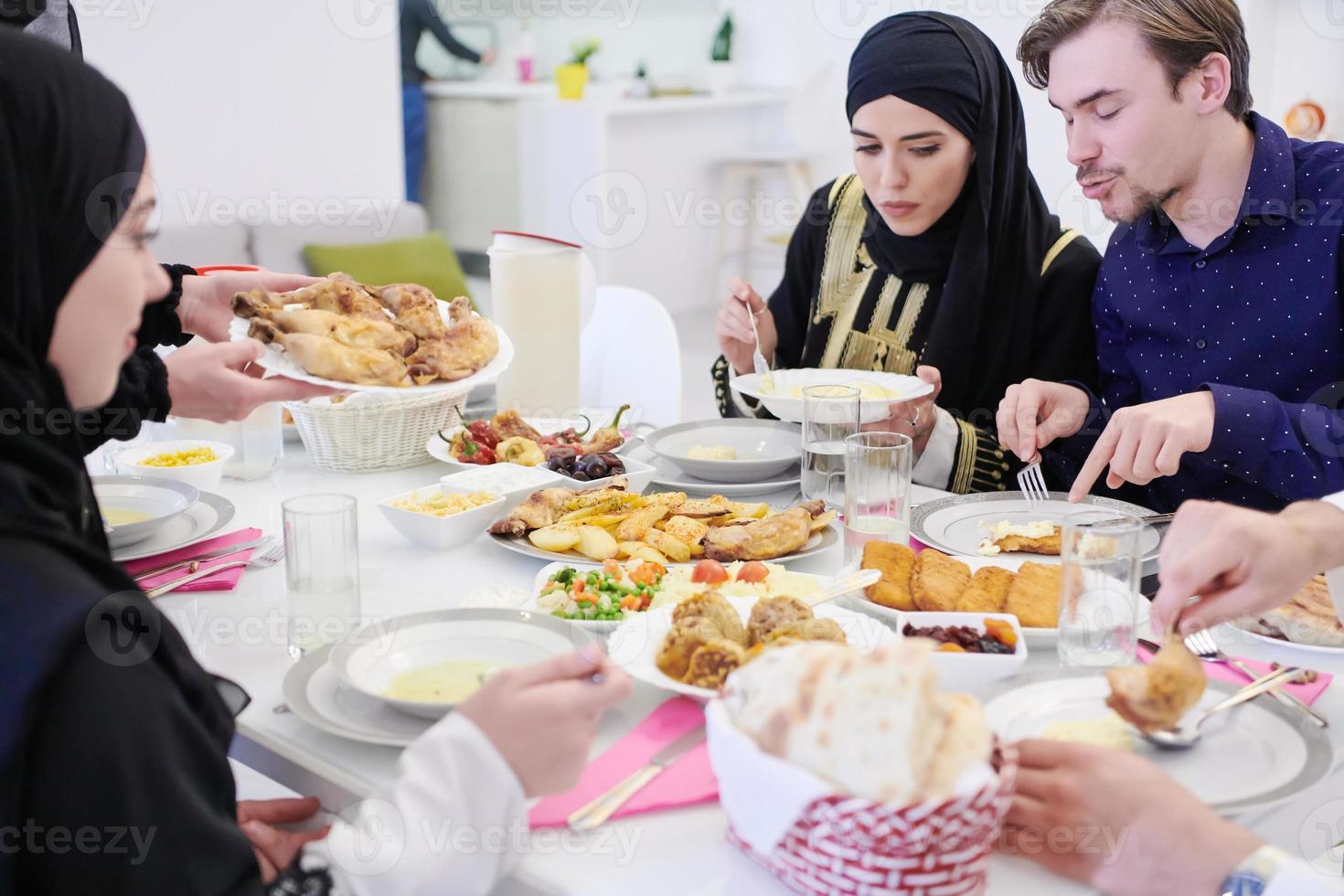 muslim familj har en ramadan fest foto