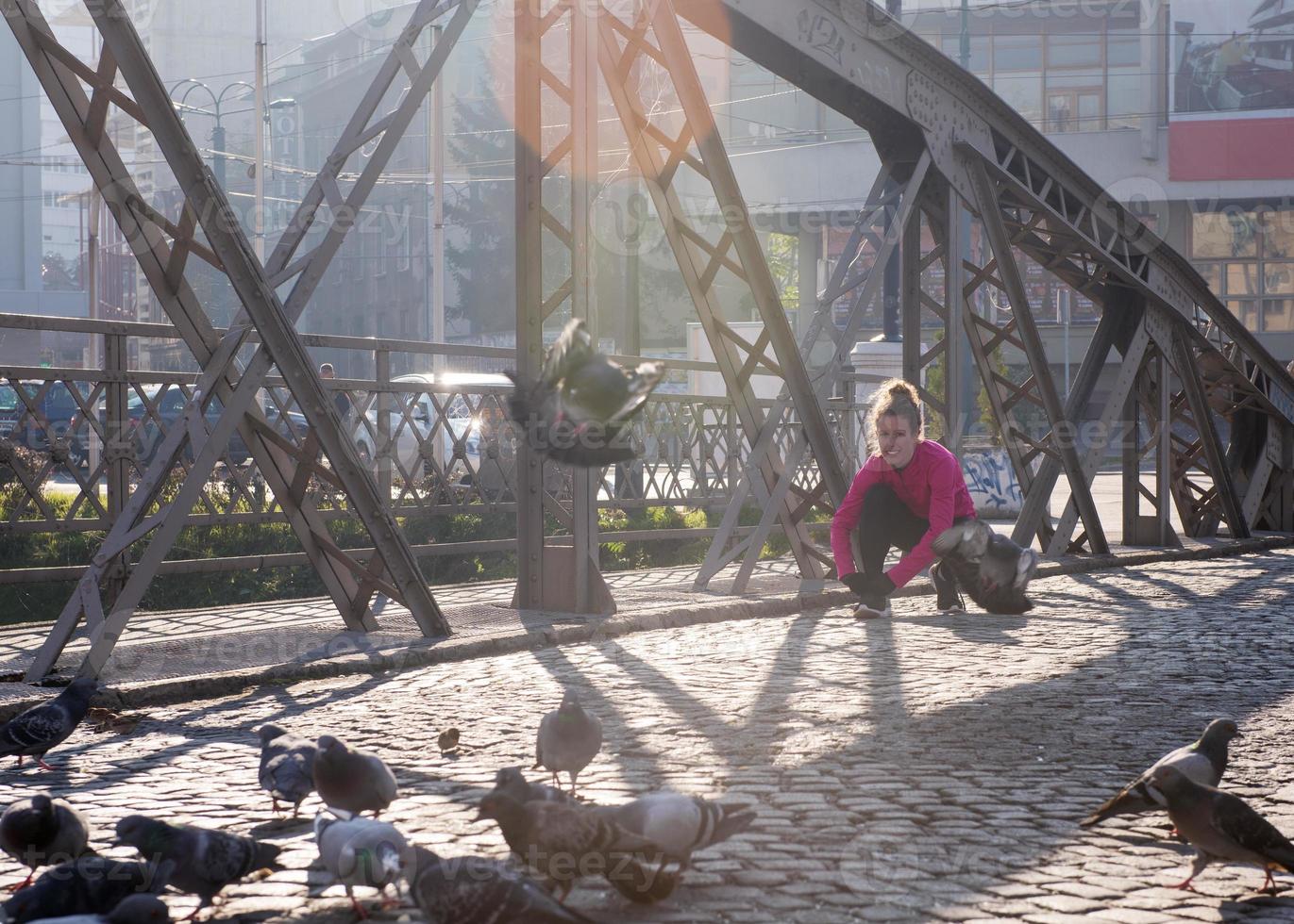 sportig kvinna joggning på morgon- foto