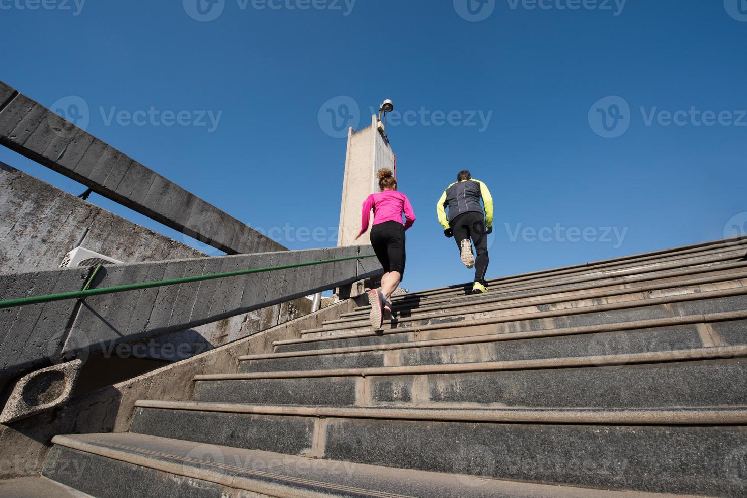 ung par joggning på steg foto