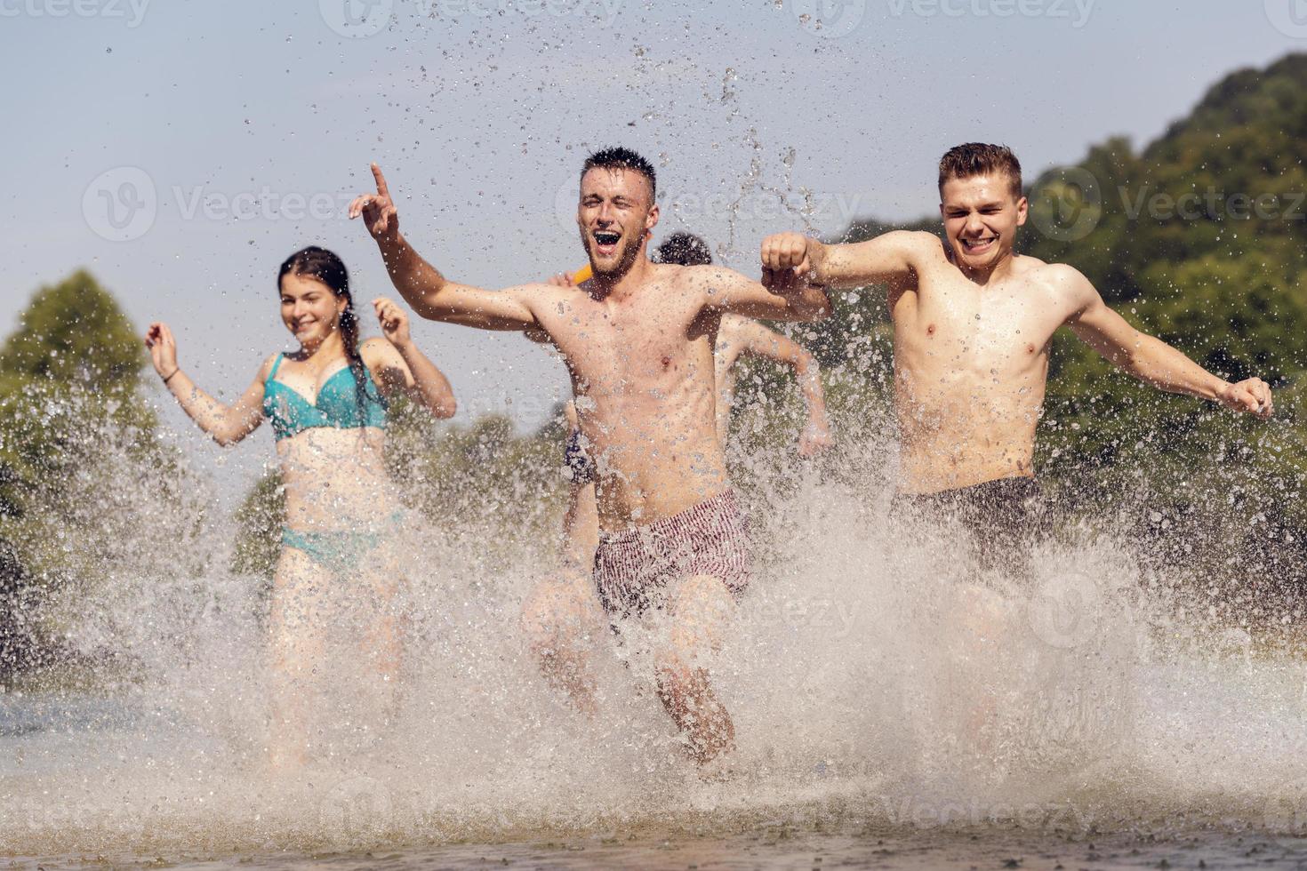 grupp av Lycklig vänner har roligt på flod foto
