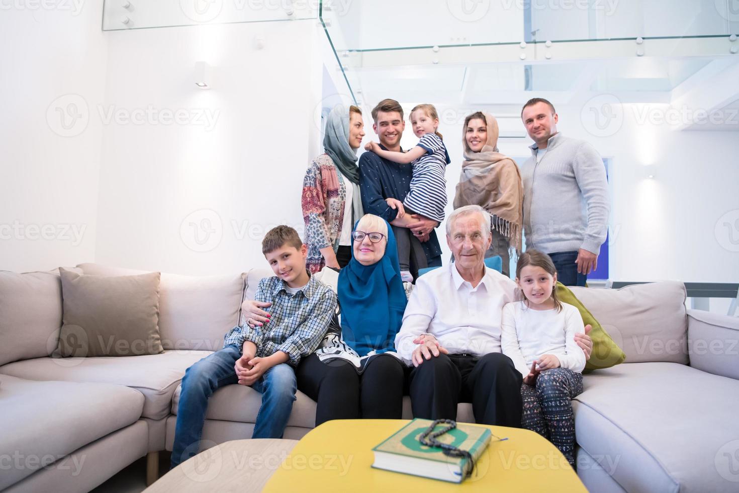 porträtt av Lycklig modern muslim familj foto