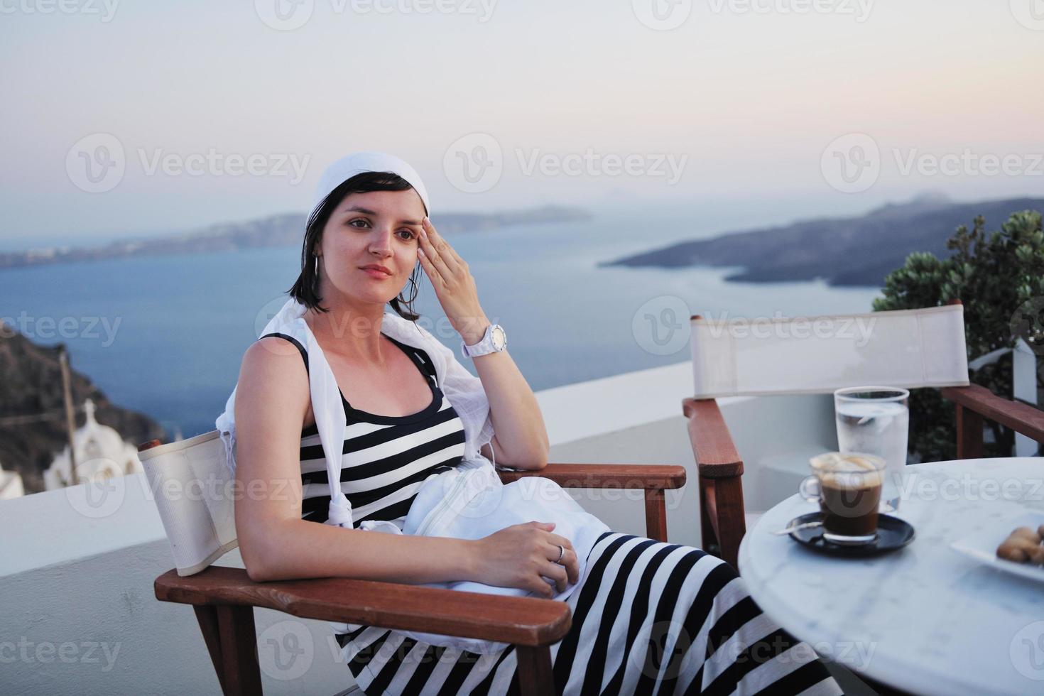 grekisk kvinna på de gator av oia, santorini, grekland foto