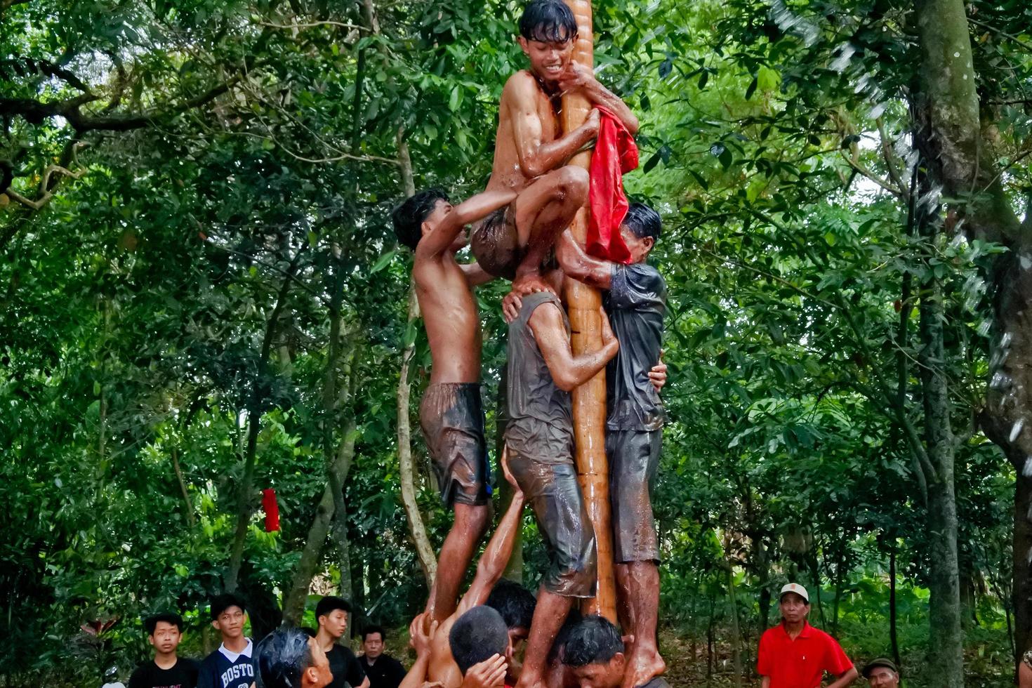 pamulang, augusti 17, 2022. olika tävlingar till fira Indonesiens oberoende dag var genom ut i en enkel men fortfarande livlig sätt. foto